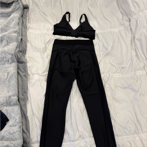 ALO Yoga Black Leggings & Sports bra - Picture 2 of 6